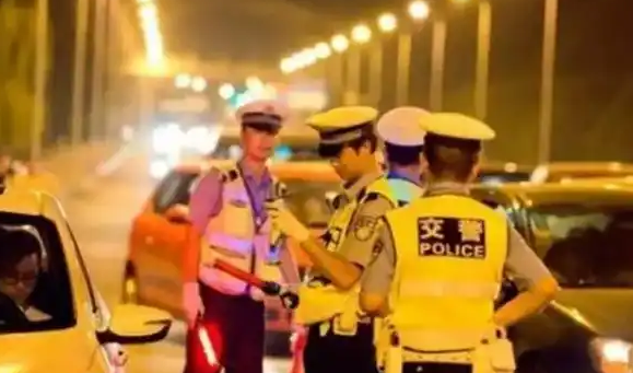 酒后幾個(gè)小時(shí)可以開車不屬于酒駕?喝酒幾小時(shí)后可以開車 酒后幾個(gè)小時(shí)可以開車不屬于酒駕?喝酒幾小時(shí)后可以開車