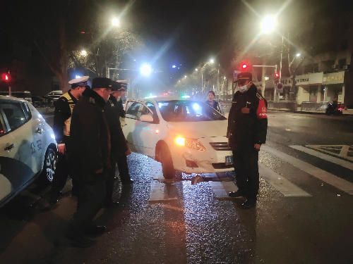 男子酒后騎車闖紅燈撞上轎車為逃避賠償竟然躺地不起 男子酒后騎車闖紅燈撞上轎車為逃避賠償竟然躺地不起