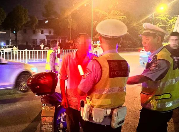 醉酒駕駛機(jī)動(dòng)車記幾分，直擊查酒駕現(xiàn)場！荊門一男子稱“只喝了一杯白酒”，結(jié)果…